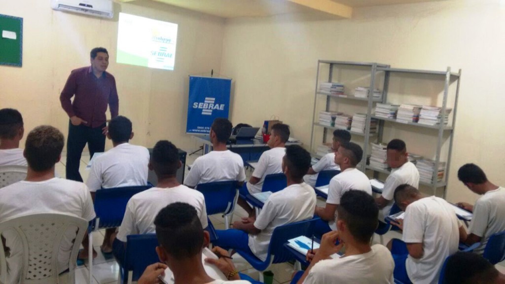 Adolescentes do Centro da Juventude Semear participando da oficina