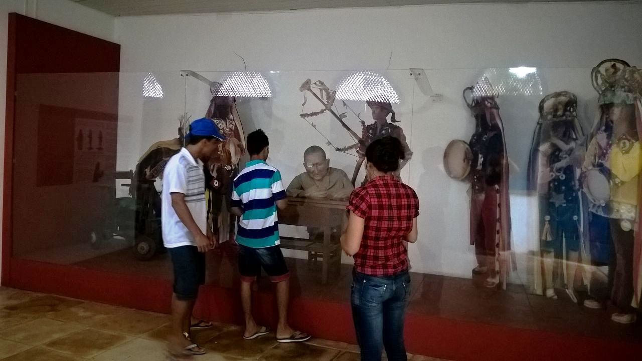 Adolescentes em visita ao Museu Casa de Nhozinho
