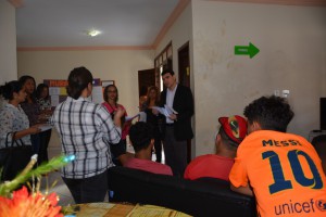Juiz conversa com os adolescentes sobre rotina pedagógica