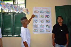 Adolescente explicando as técnicas utilizadas no trabalho