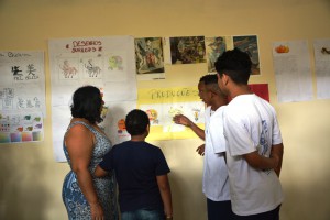 Adolescentes explicando o trabalho