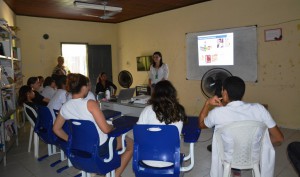 Adolescentes participam de palestra