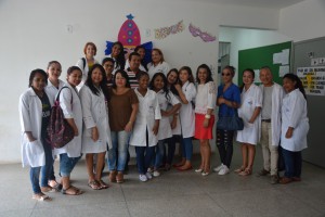 Alunos do Senac participantes da ação social e equipe funac