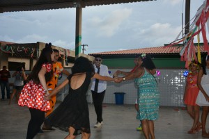 Comunidade socoeducativa se diverte em baile à fantasia