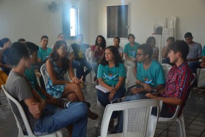 02 Jovens experimentam modalidade do círculo de aquário