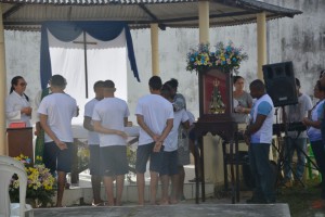 Adolescentes participam da celebração