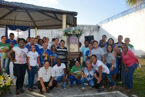 Comunidade e equioe da Funac ao lado da imagem de Nossa Senhora Aparecida