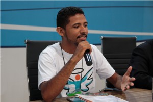 Carlos Eduardo, coordenador dojovem guardião apresenta o projeto.