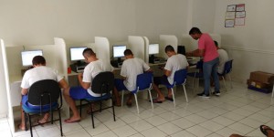 Alunos na oficina de informática