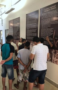 Adolescentes em visita ao museu